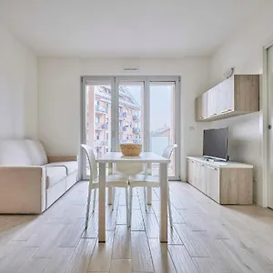 https://apt-quarto-cagnino-exclusive.it-lombardy.com